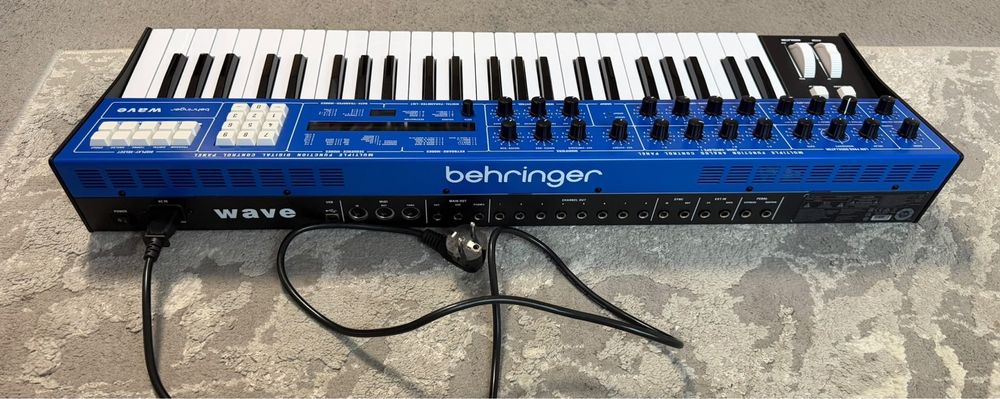 Vând Behringer Wave Sintetizator Synth