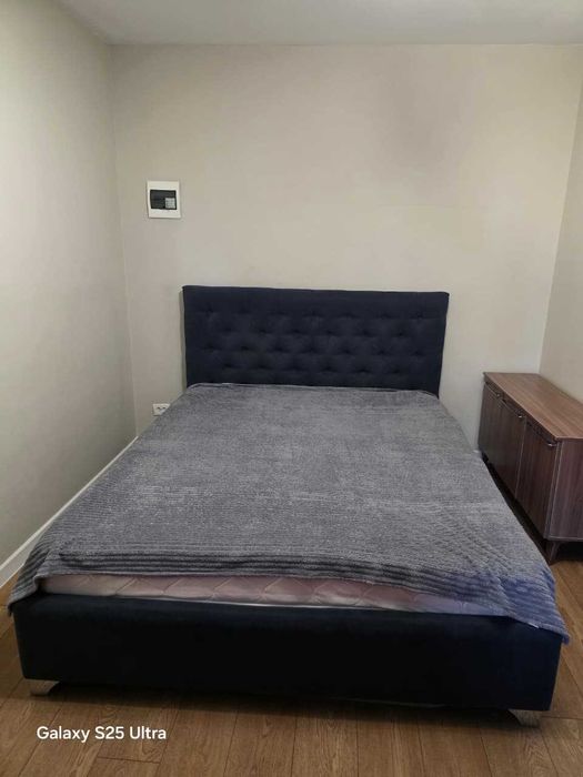 кровать с матрасом, и диван