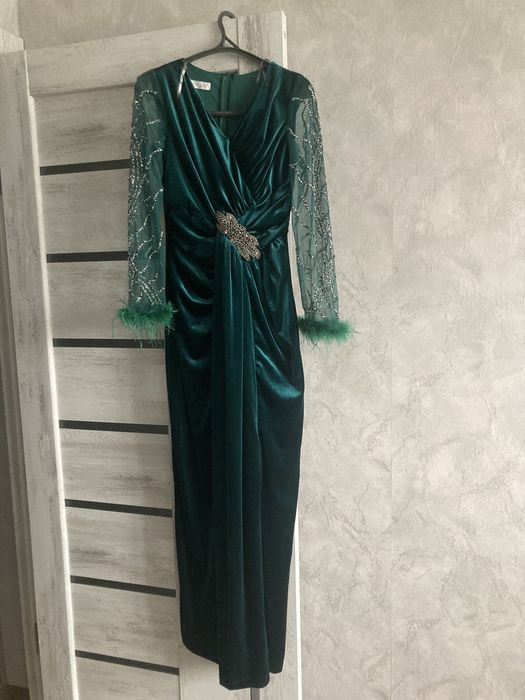 Продам очень красивое  вечернее новое платье
