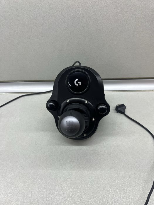 Продавам комплект logitech g29 съдържащ волан педали и schifter