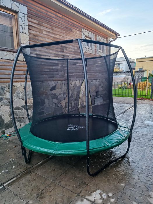 Батут с защитной сеткой