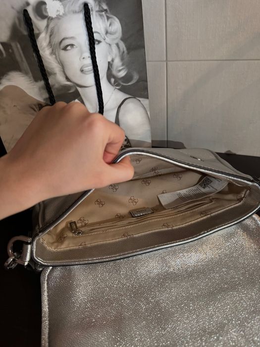 Оригинална чанта на Guess