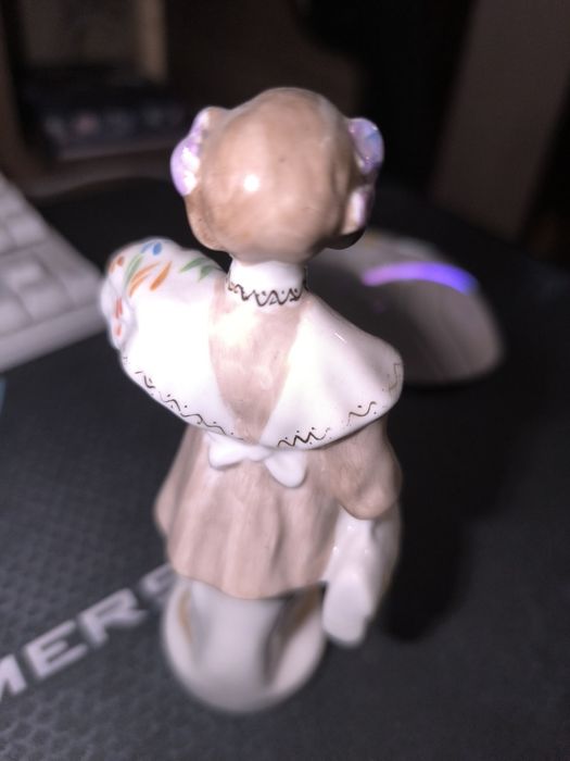 Фарфоровая статуэтка.