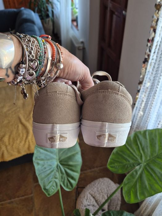 Vând teniși Vans