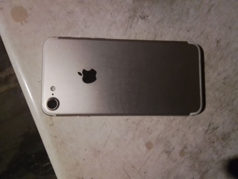 Продам IPhone 7  .