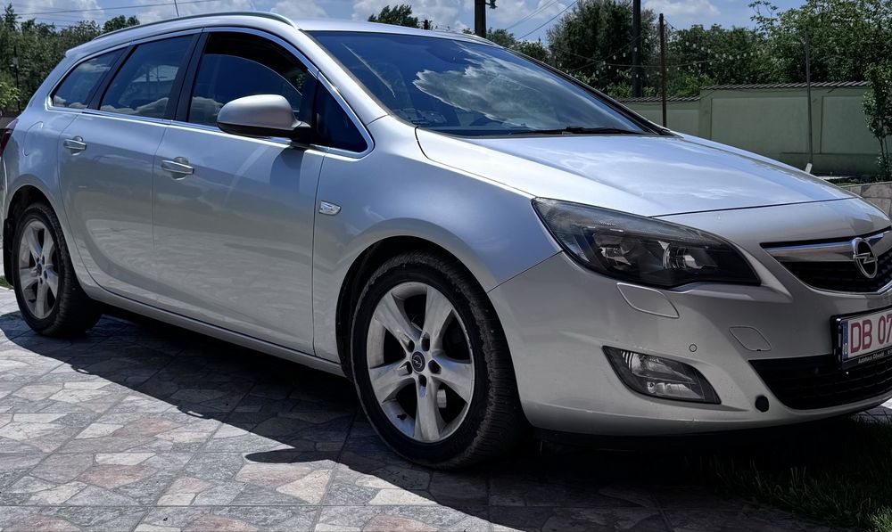 Opel Astra Tourer 2011