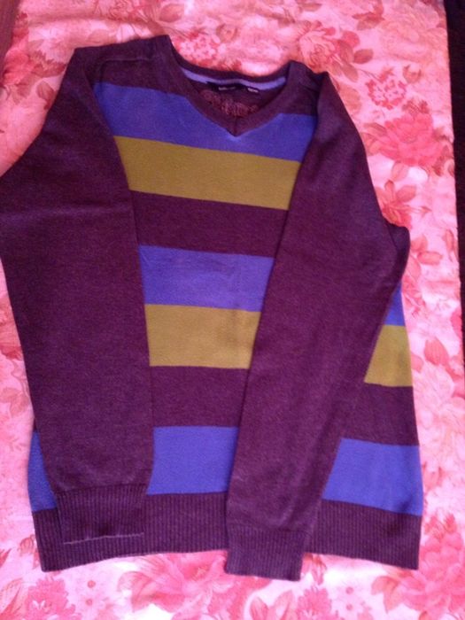 Продавам маркови дрехи за момче на 14-15 год.Тениска Адидас. 2 жилетки