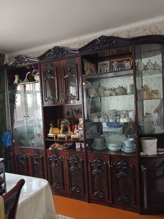 Срочна продам гостинный шкаф