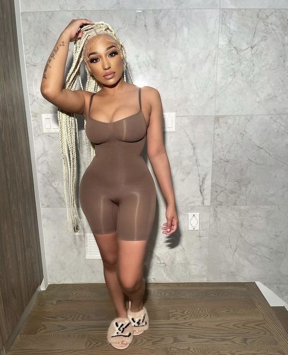 Утягивающее моделирующее белье Skims