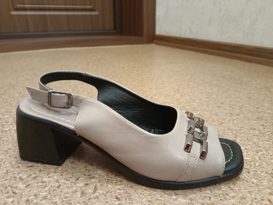 Продам красивые босоножки.