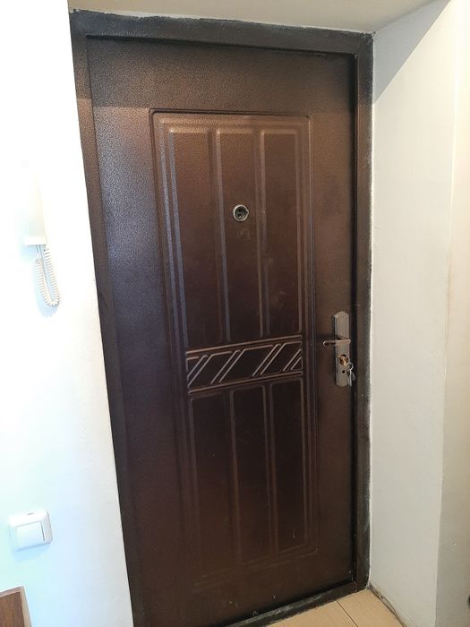 Продам входную дверь