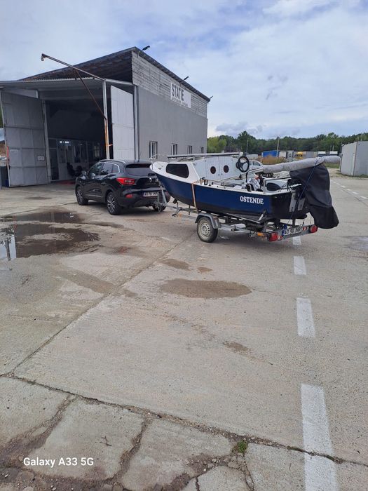 Vand barca semicabinata