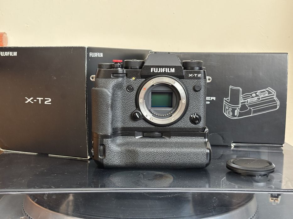 Fujifilm X-T2; XF 16–55mm f/2.8 R LM WR + Viltrox V-Mount 50Wh