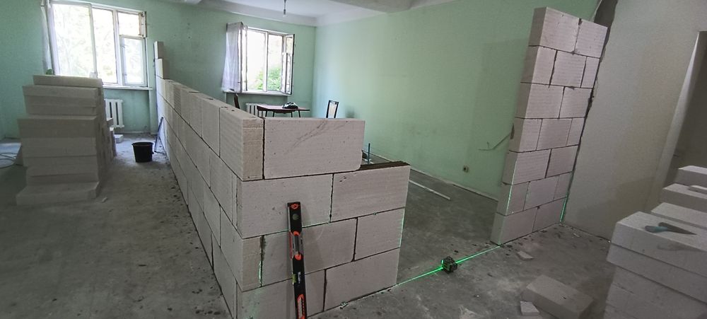 Кладка перегородка стена газаблоком, кирпичом