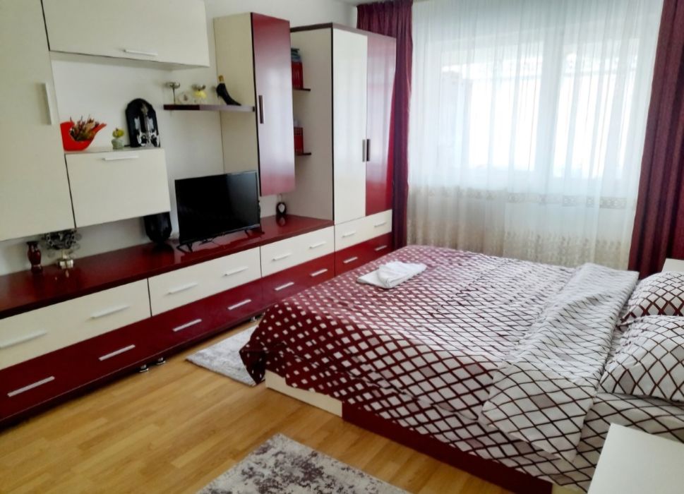Vând sau inchiriez pe termen lung apartament cu 3 camere decomandat