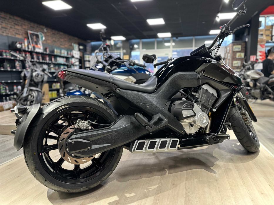 Motocicleta Benda LFC 700 (676cc, 80cp, 4T-4 in linie, roata  310mm)