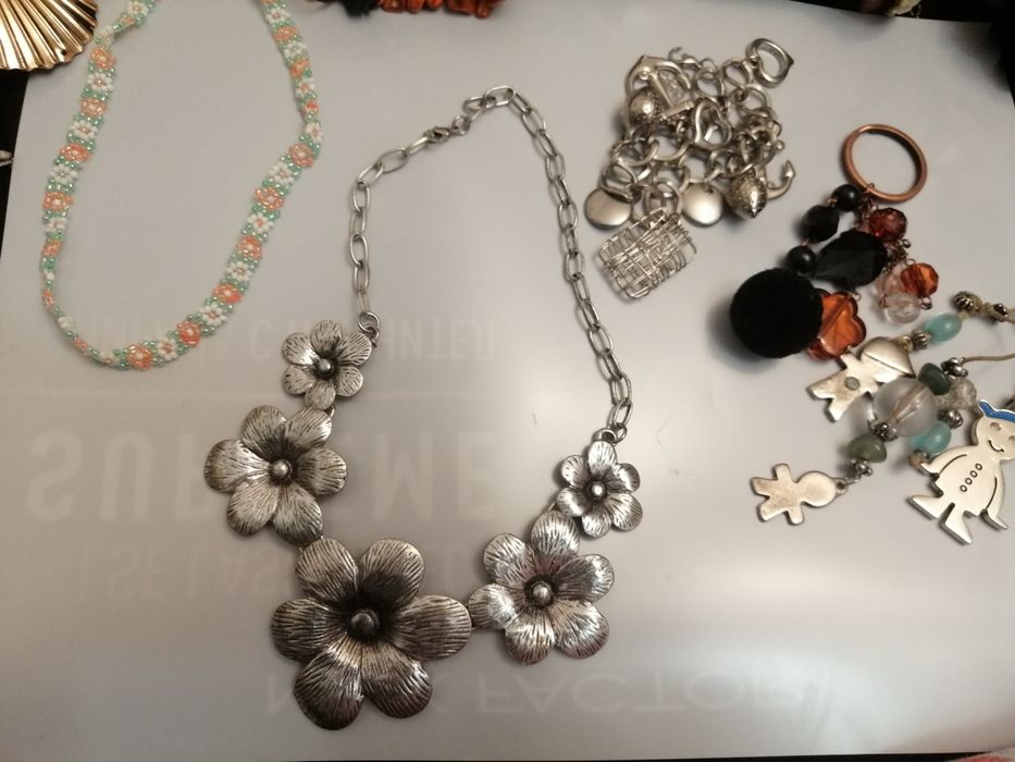 Дамски гривни по 5 лв за 1 брой, колиета по 7 лв за 1 брой