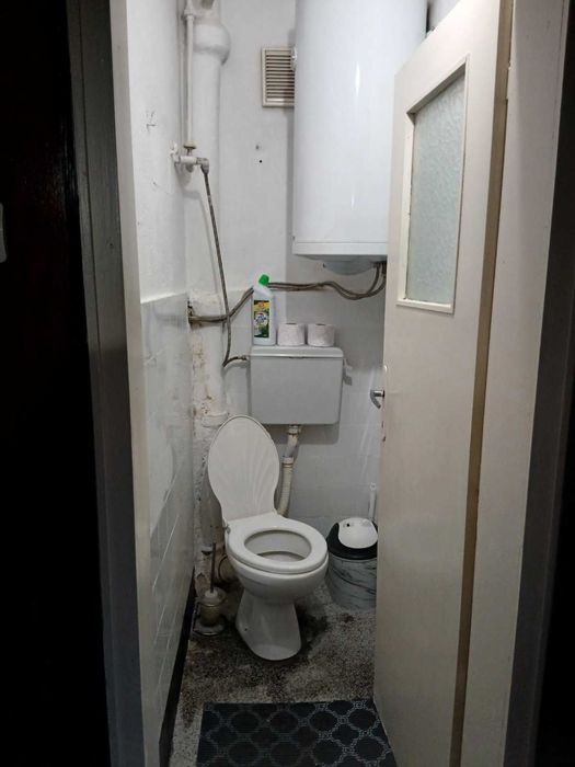 Четиристаен тухлен апартамент с гараж, таванско помещение и дворно място в централната част на Шумен