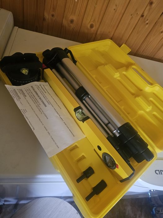 Nivela cu laser si trepied