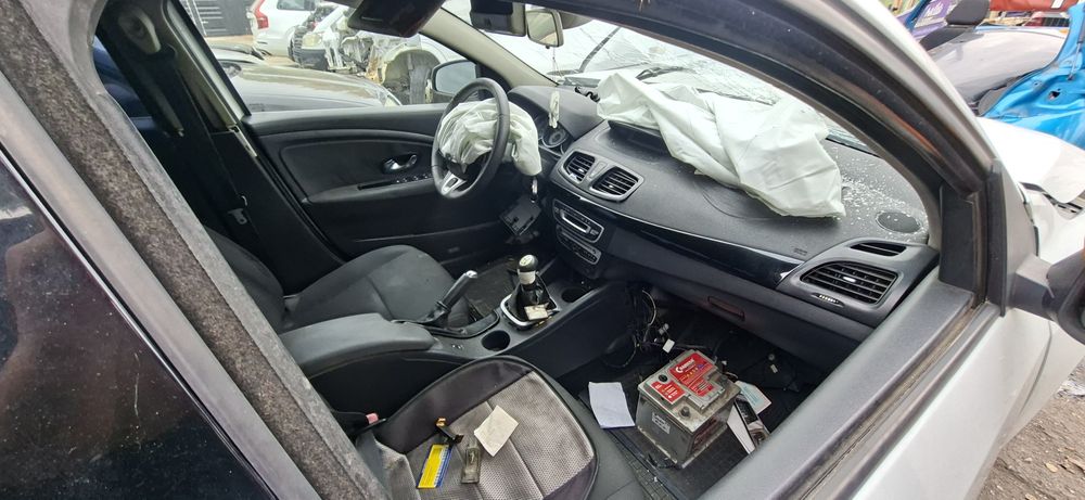 Dezmembrez Renault Fluence 1.6 Benzina 2011