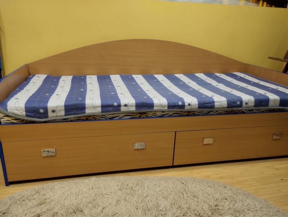 Кровать с матрасом