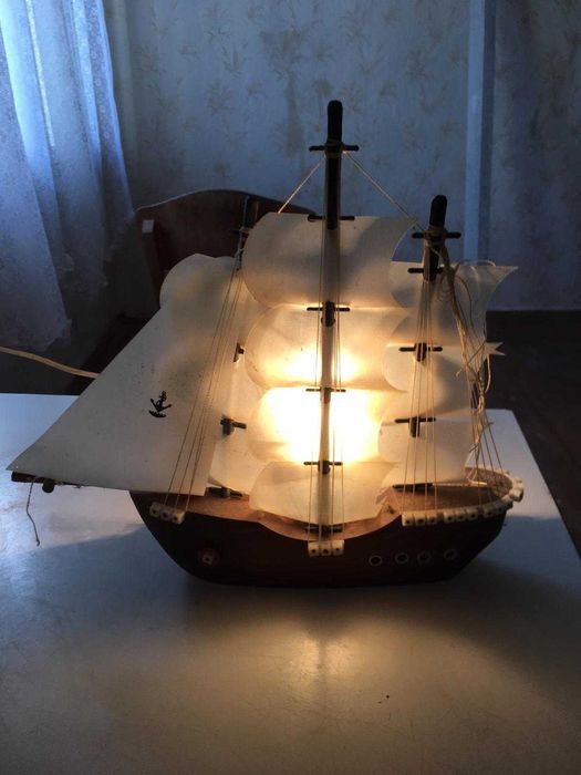 кораб и нощна светлина