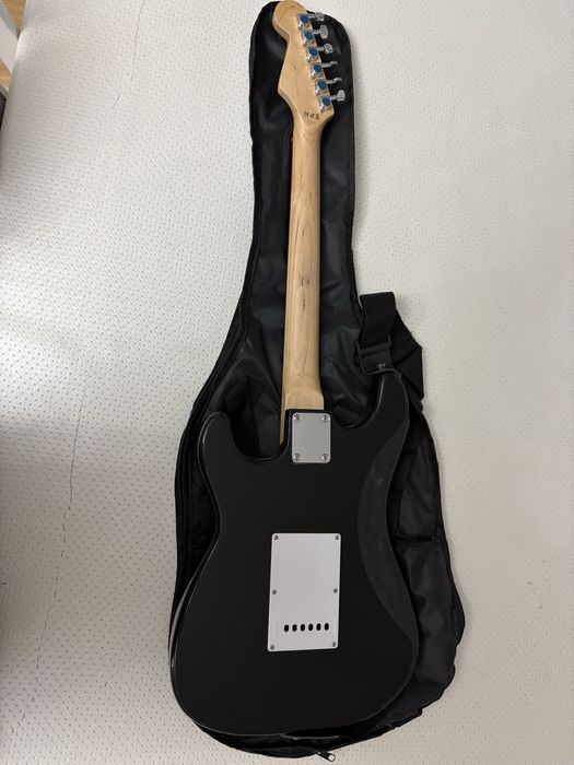 Электрогитара Продается ,2-3 пользовались