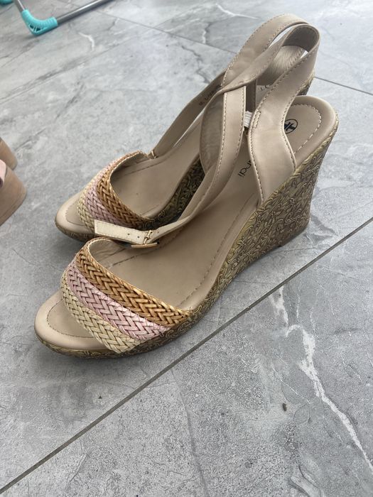 Женская обувь.