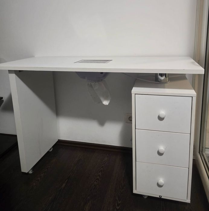 Masa manichiura cu 3 sertare si aspirator