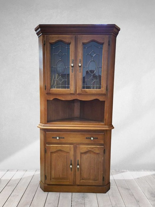 Масивна ъглова витирна с осветление и оловен витраж