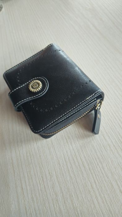 Дамски кожен портфейл