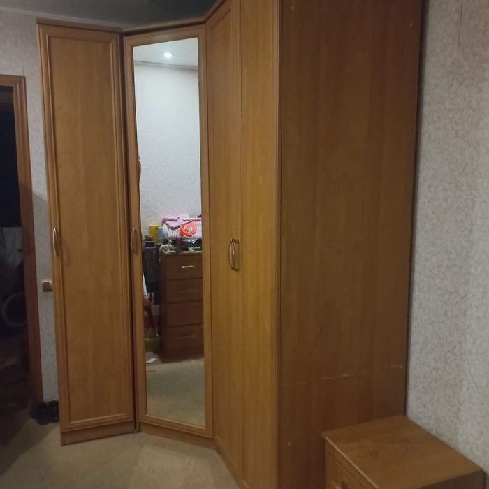 Продам большой  угловой шкаф