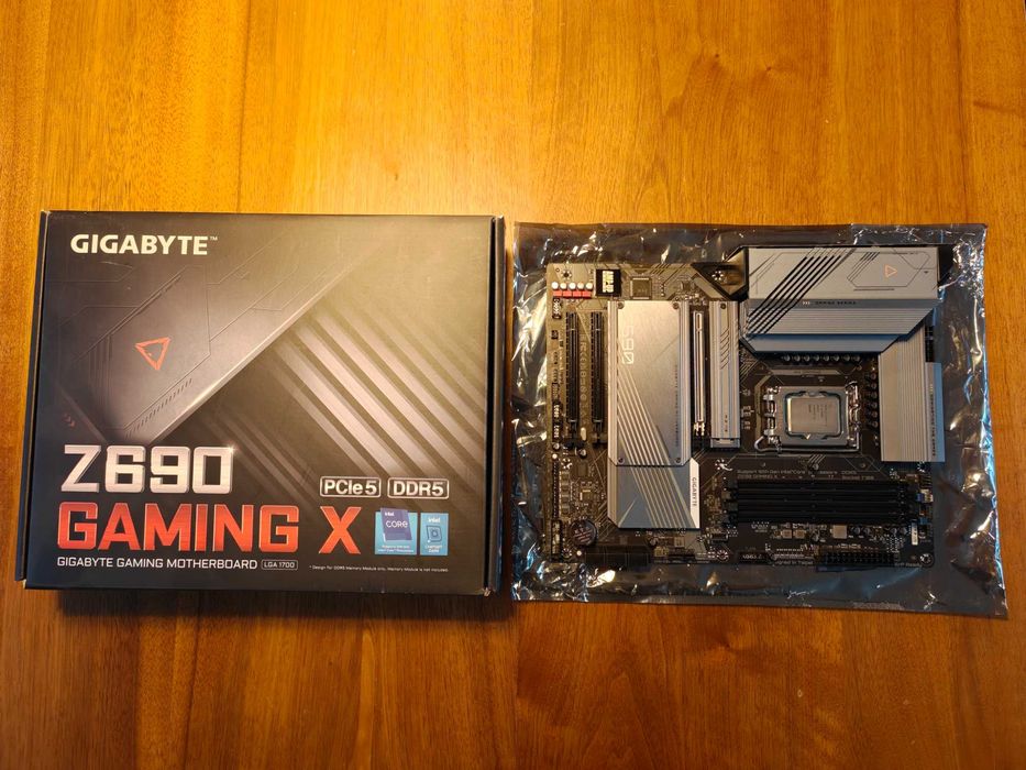 Procesor Intel 13700KF & Gigabyte Z690 Gaming X DDR5 (fara RAM)