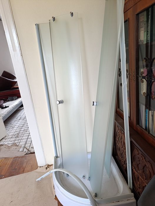 Cabina dus semirotunda cu cadita