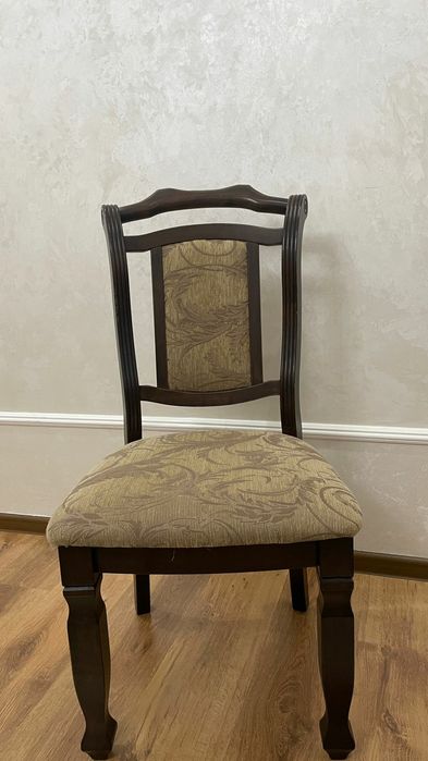 Стол стулья для гостей