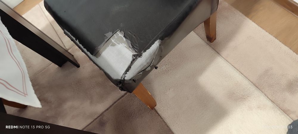 Трапезна маса с четири трапезни стола и холна маса