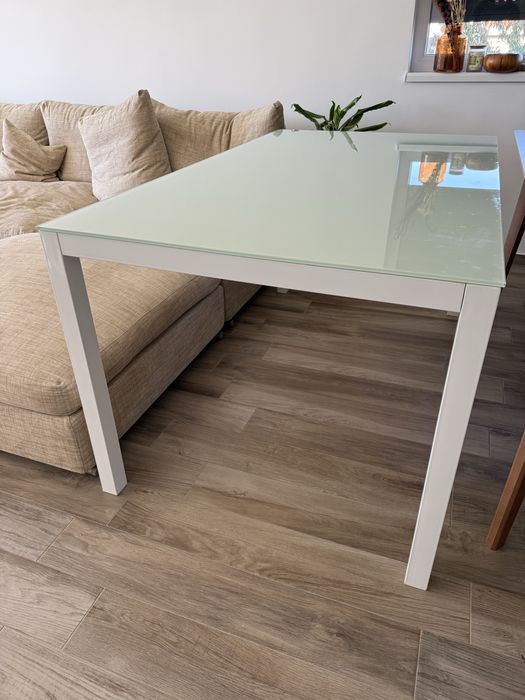 Стъклена трапезна маса