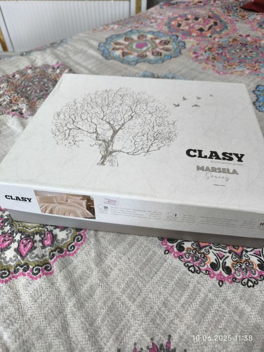 Постельное белье и кастрюля