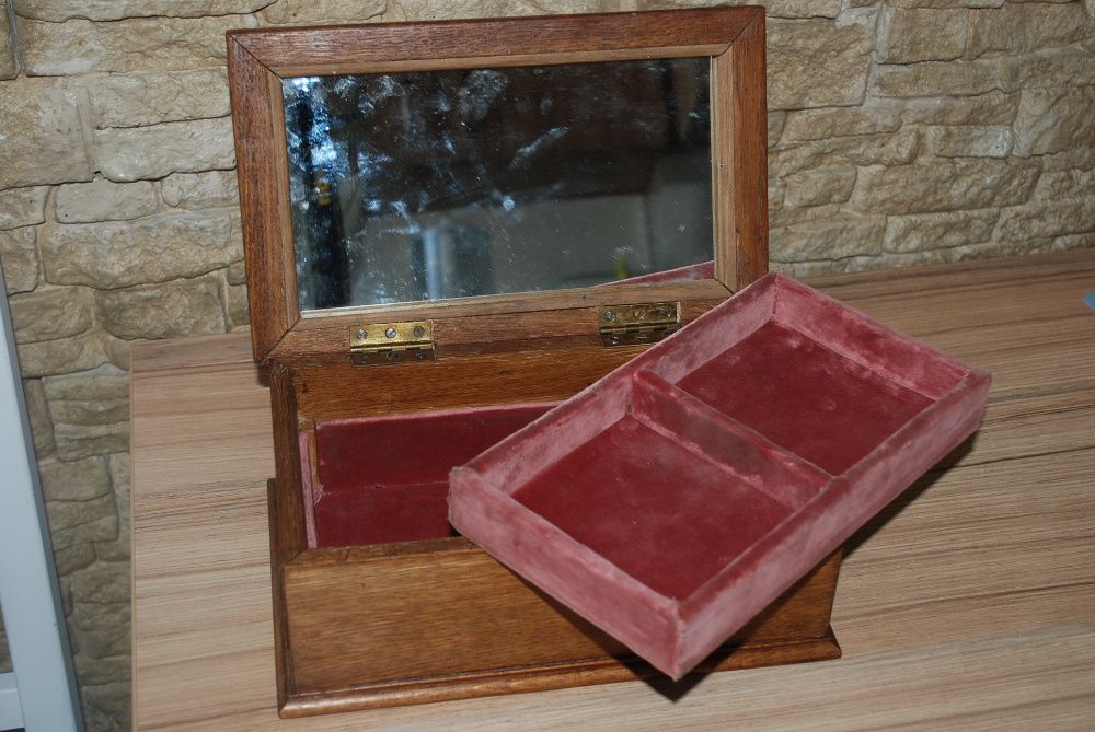 Ofer spre vanzare o caseta veche ,marchetata, din stejar