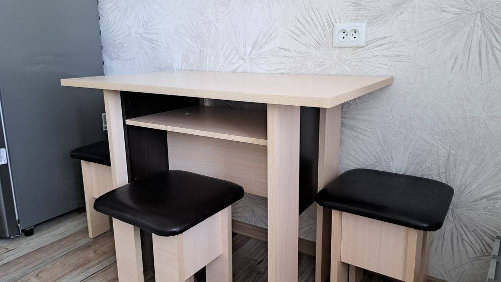 Продам кухонный стол со стульями