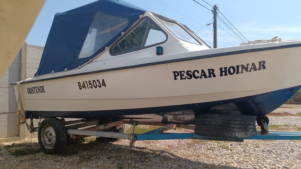 Barca cu motor  acoperita