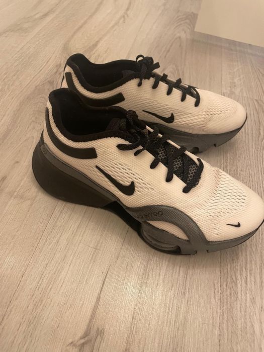 Adidasi nike albi cu negru metalizat