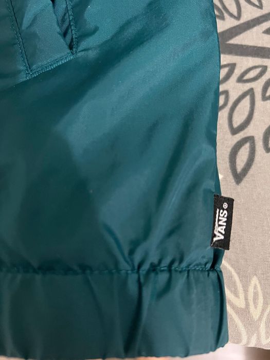 Продам недорого куртку VANS весна-осень .