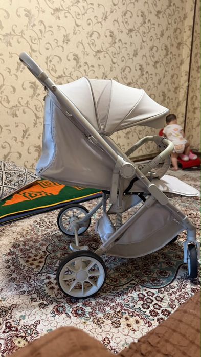 Коляска белый новый