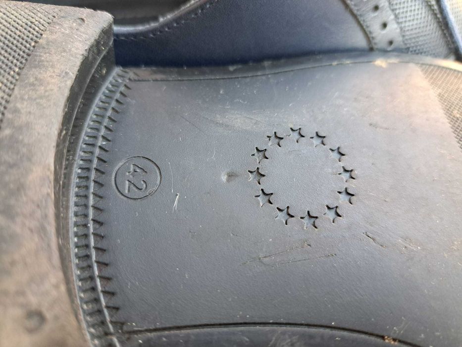 Vând pantofi de bărbați mărimea 42