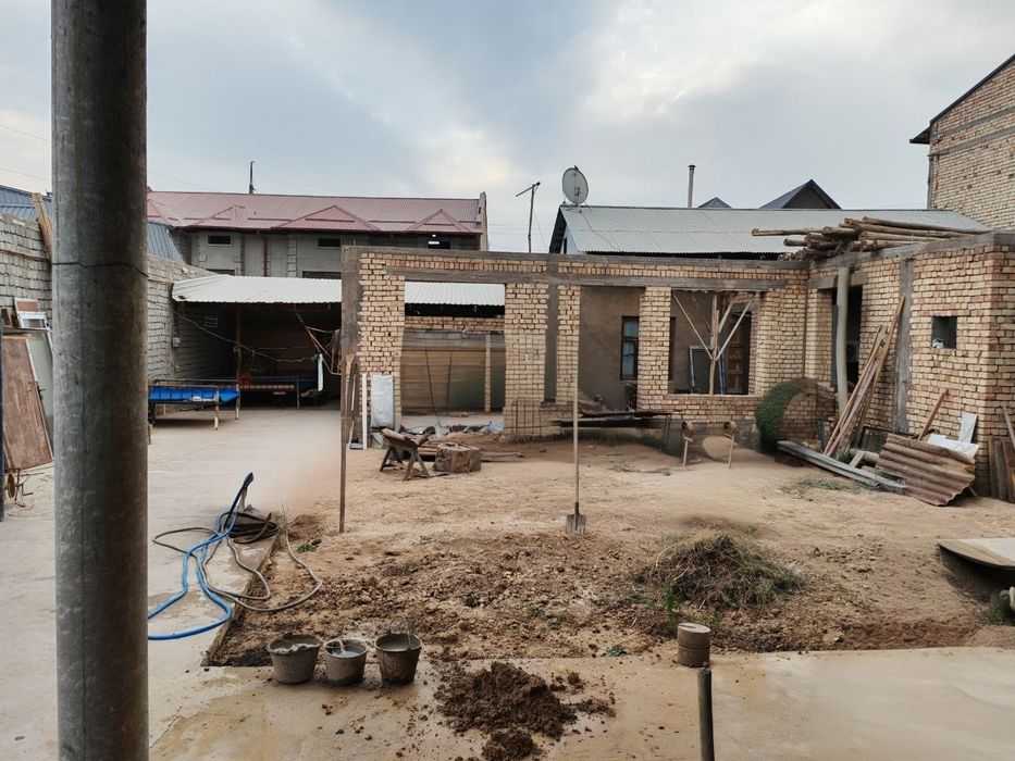 Er narhida, uzimmiki,Sabzavot mahallada hovli sotiladi.9 sotih,