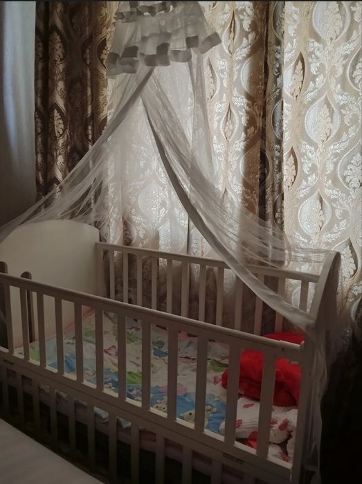 Bolalar krovati va belanchagi