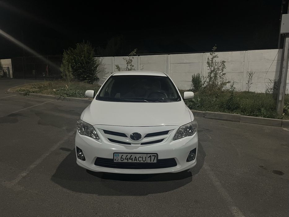 Tayota carolla машина 2012