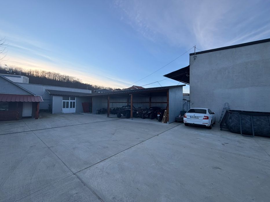 Vând teren  clădire i birou și garaje