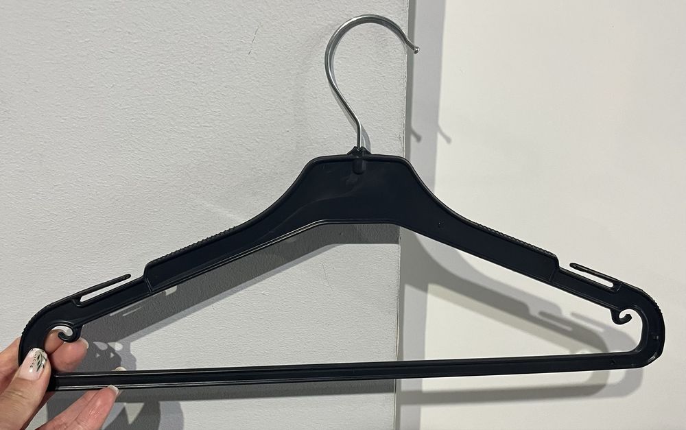Пластмасови закачалки за дрехи и панталони
